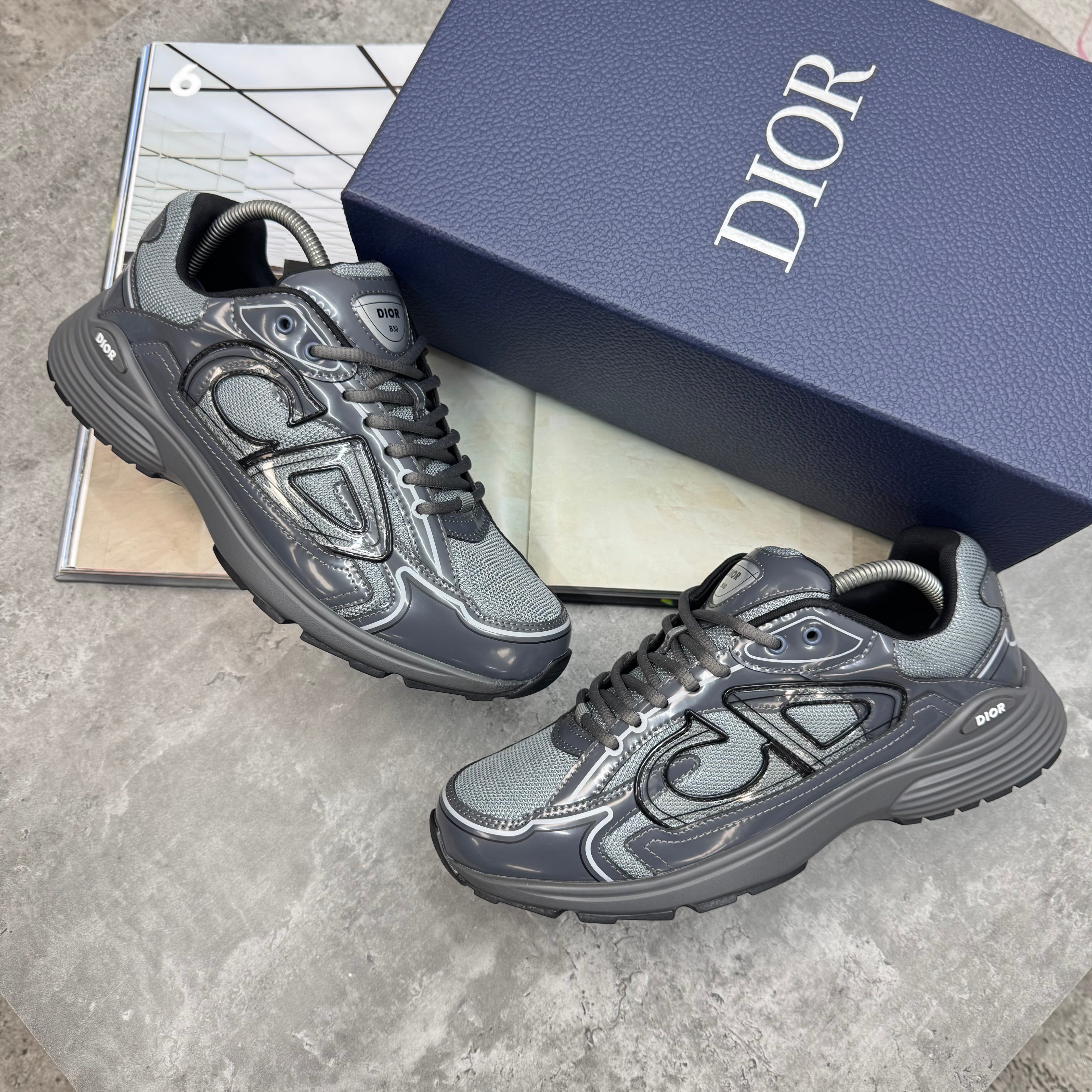 B30 - TRAINERS - GLOSS GREY