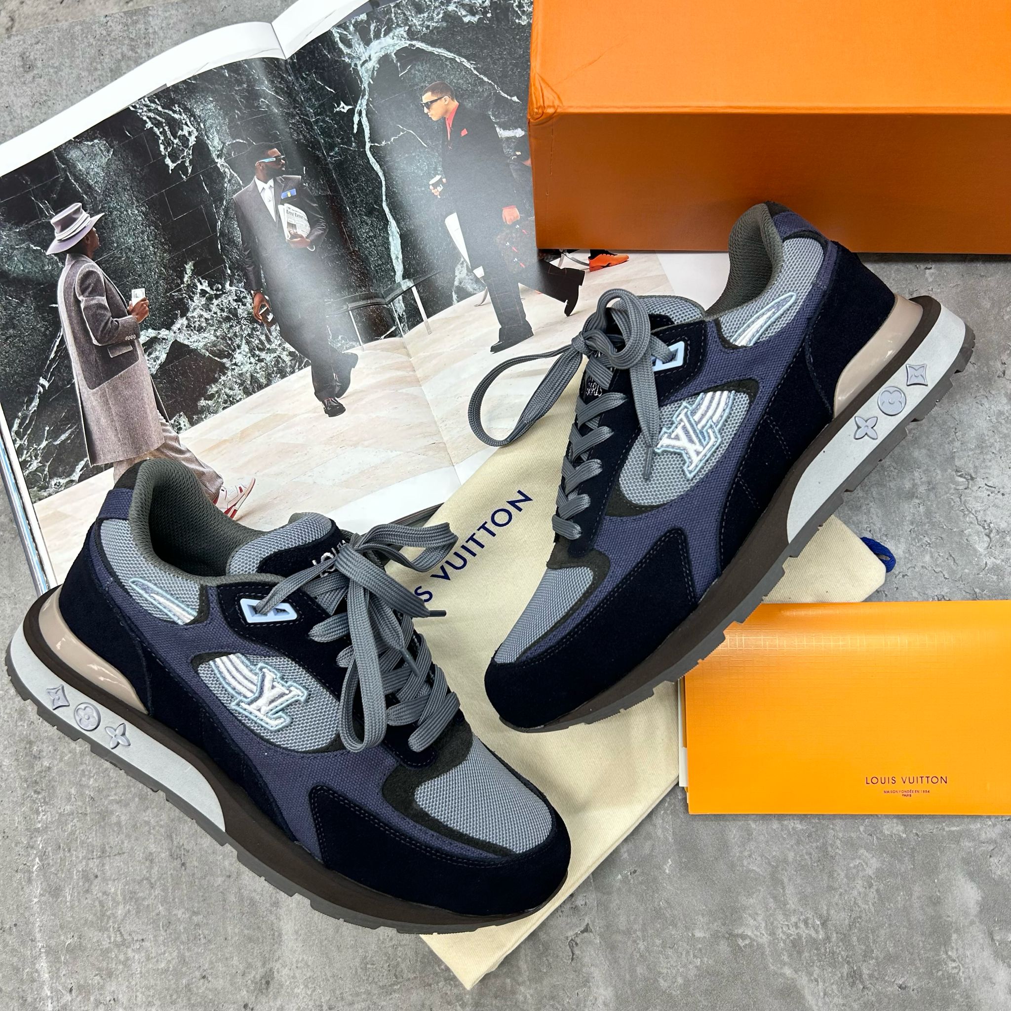 (PRE-ORDER) LVE - RUNAWAY TRAINERS - NAVY/BLACK