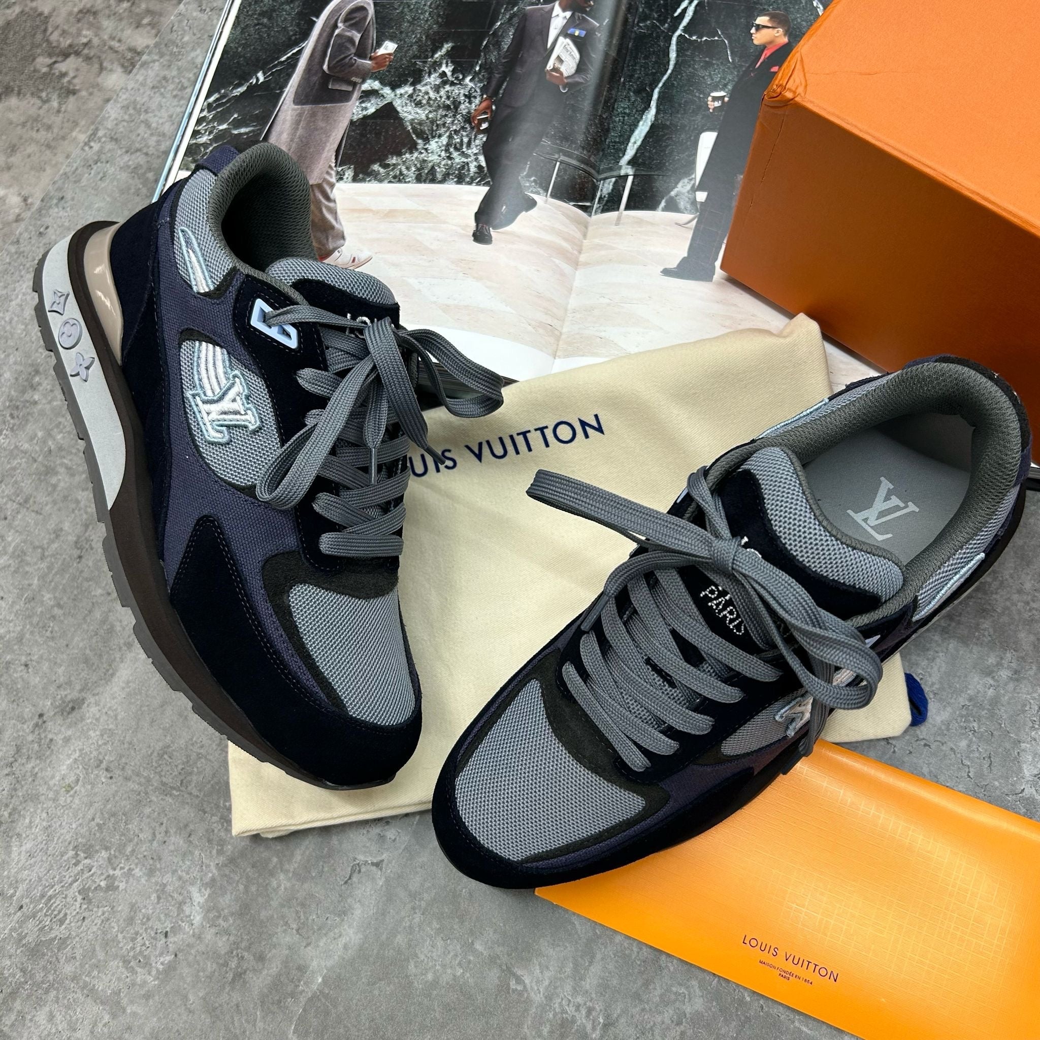 (PRE-ORDER) LVE - RUNAWAY TRAINERS - NAVY/BLACK