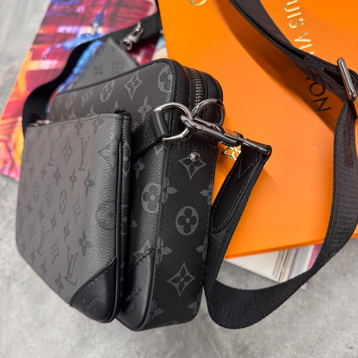 LVE TRIO MESSENGER BAG - BLACK / GREY