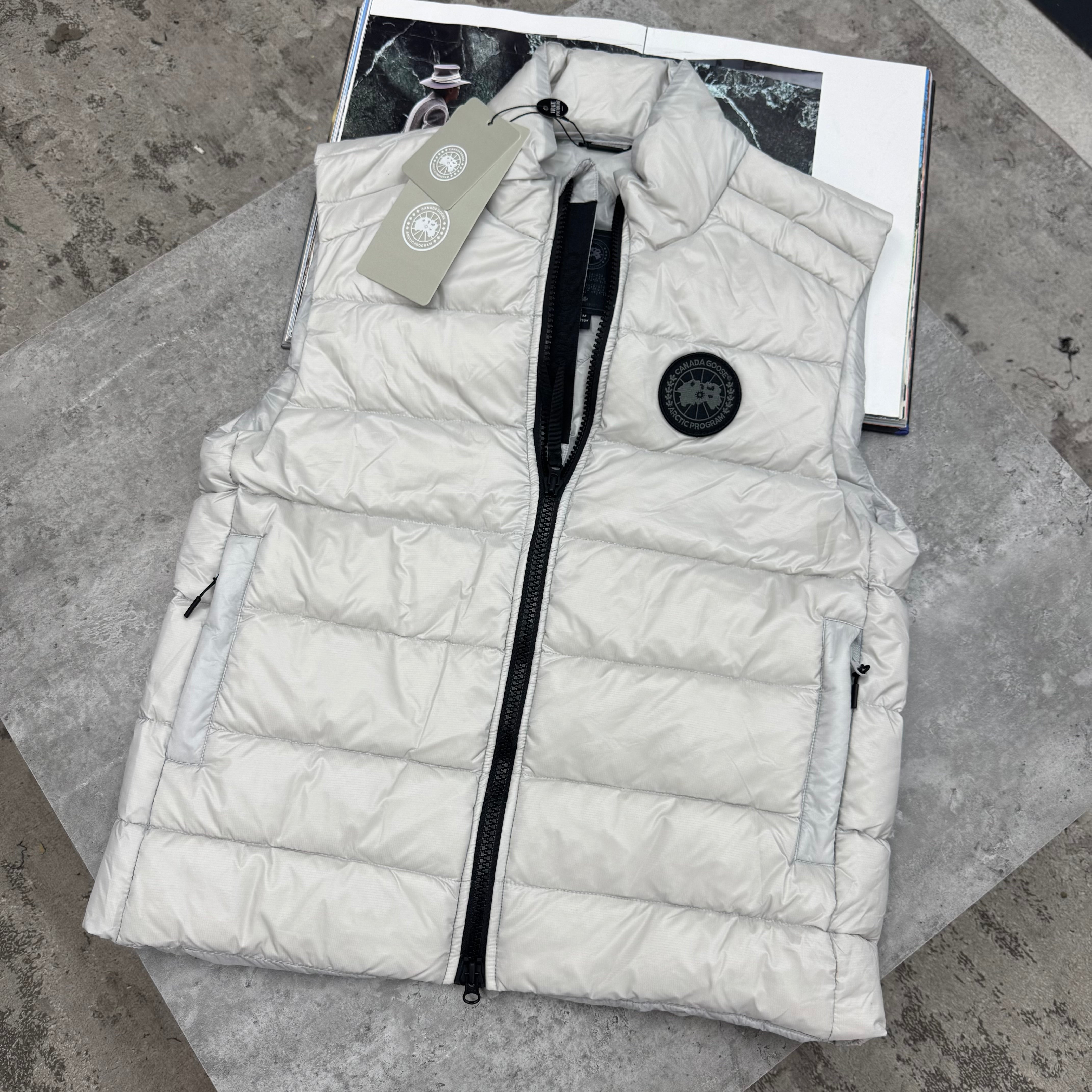 CG - BLACK BADGE CROFTON GILET - LIGHT GREY