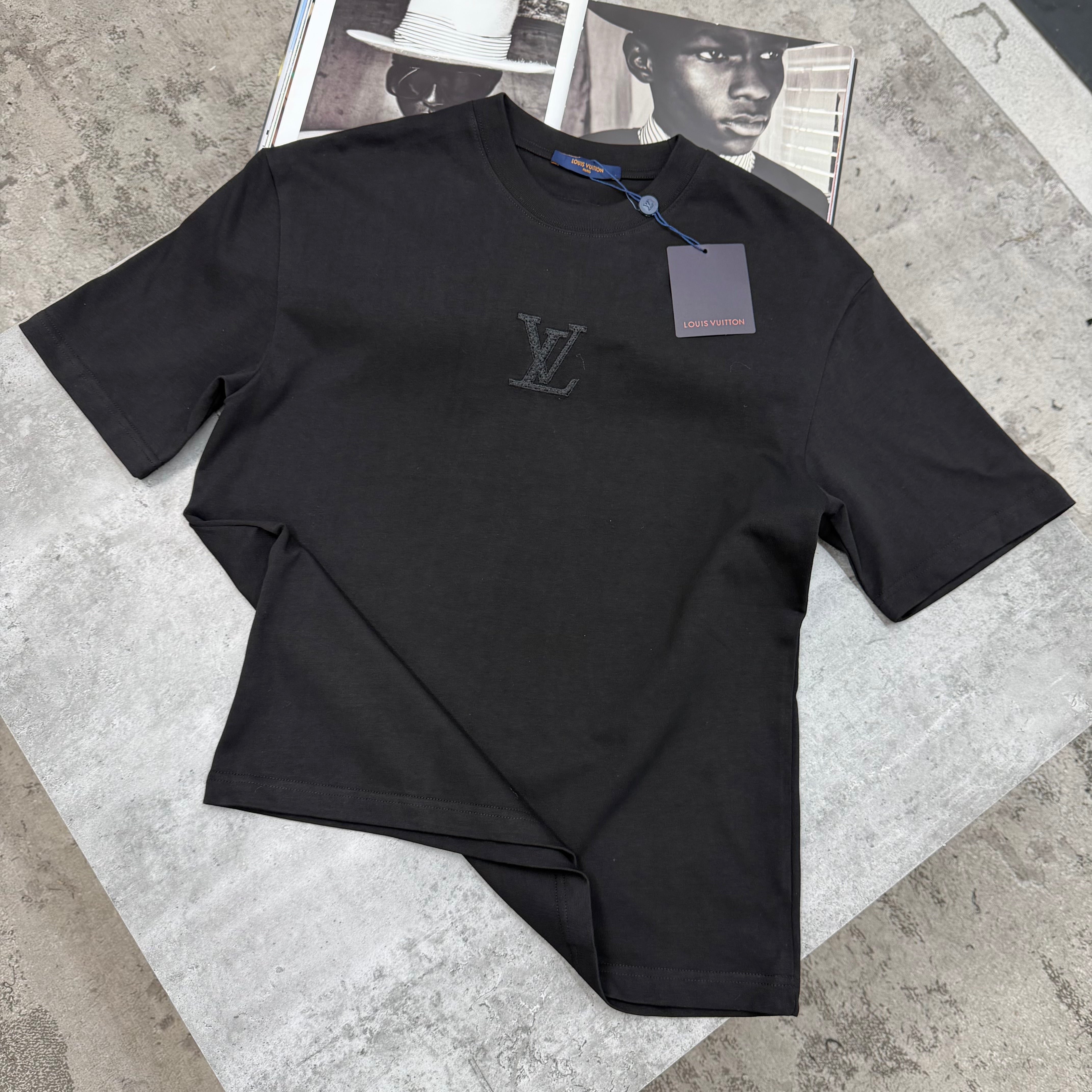 LVE - CENTRE LOGO T-SHIRT - BLACK
