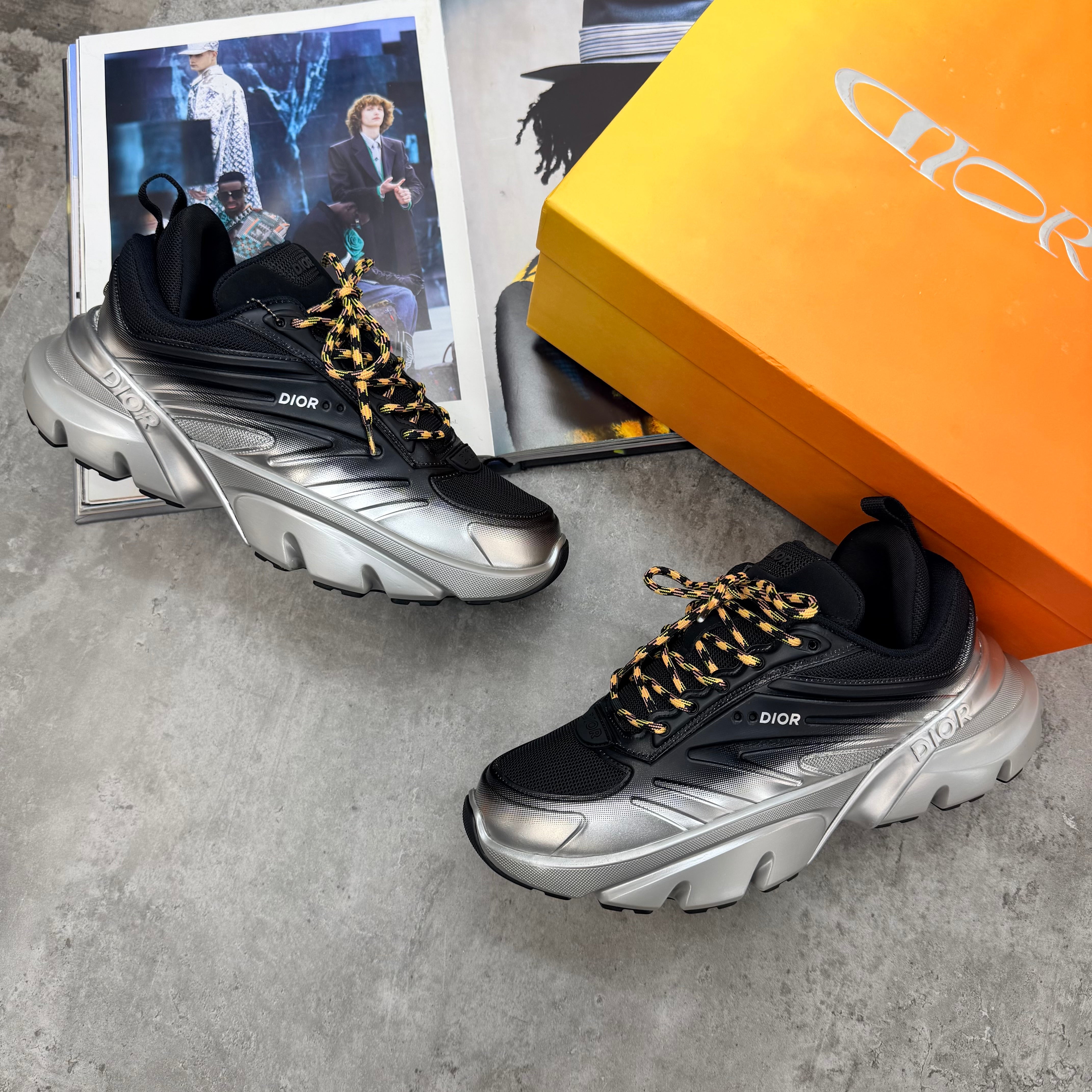 B44 - TRAINER - BLACK/SILVER