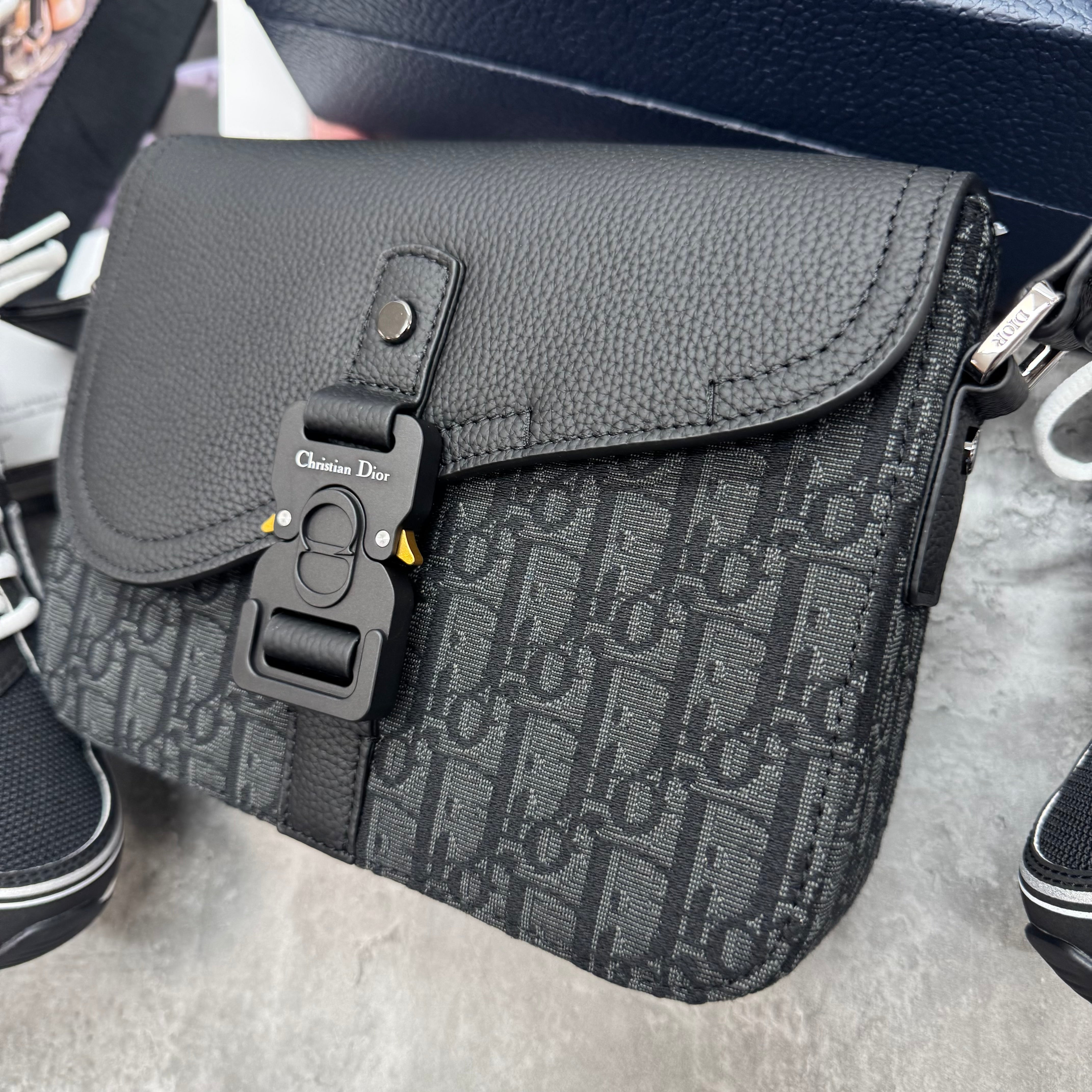 CD - OBLIQUE SADDLE BAG - BLACK