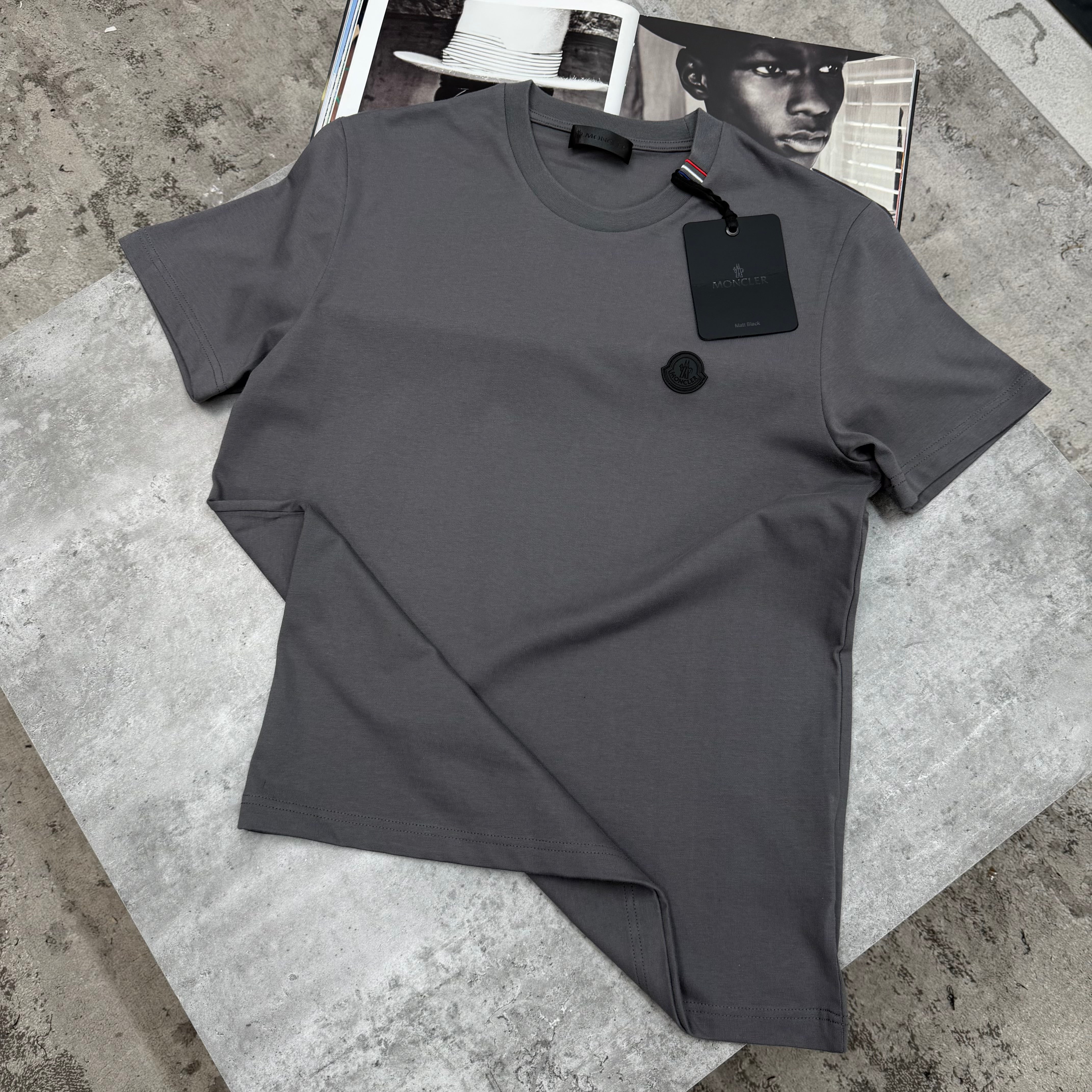 BLACK BADGE T-SHIRT - CHARCOAL