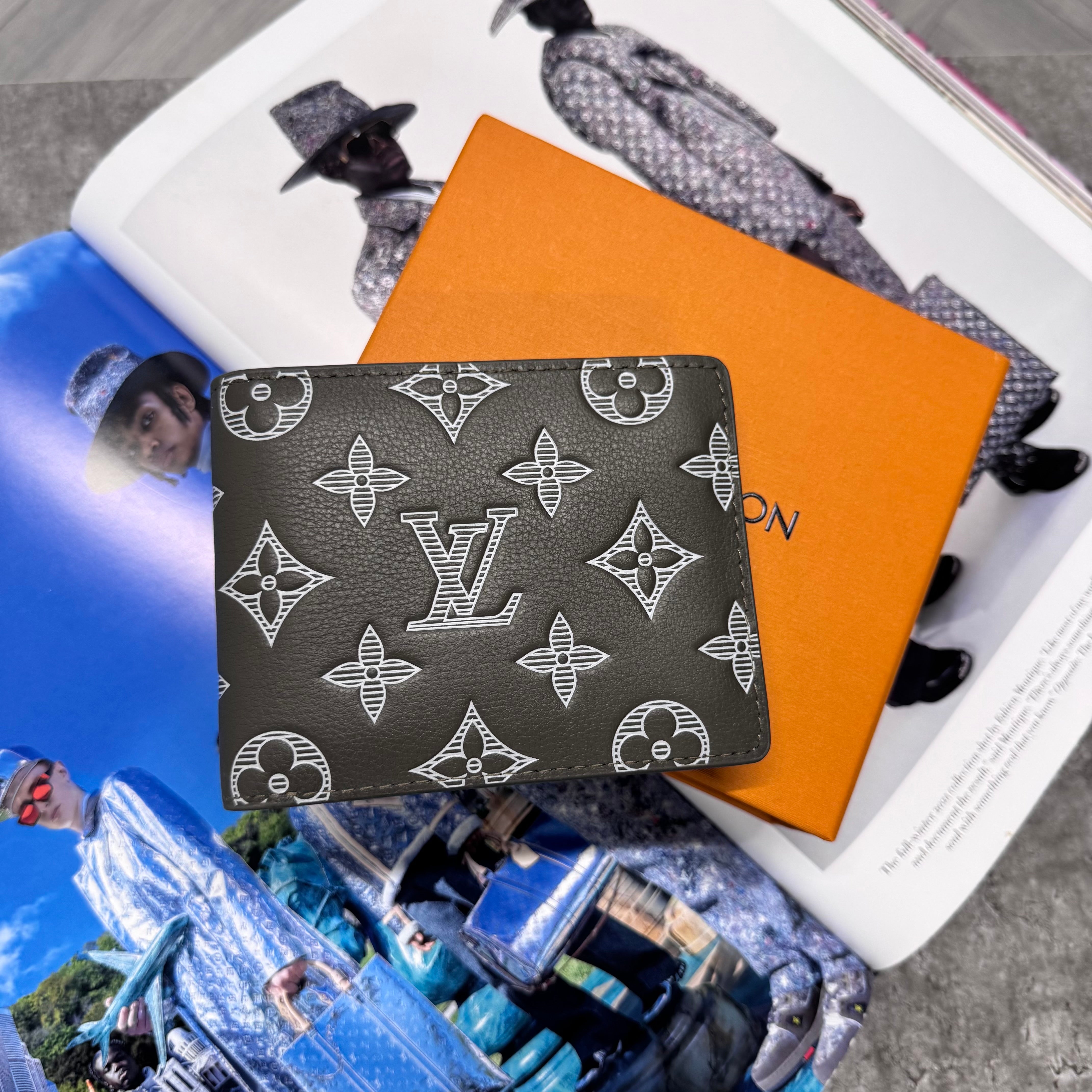 (PRE ORDER) LVE MONOGRAM WALLET - KHAKI