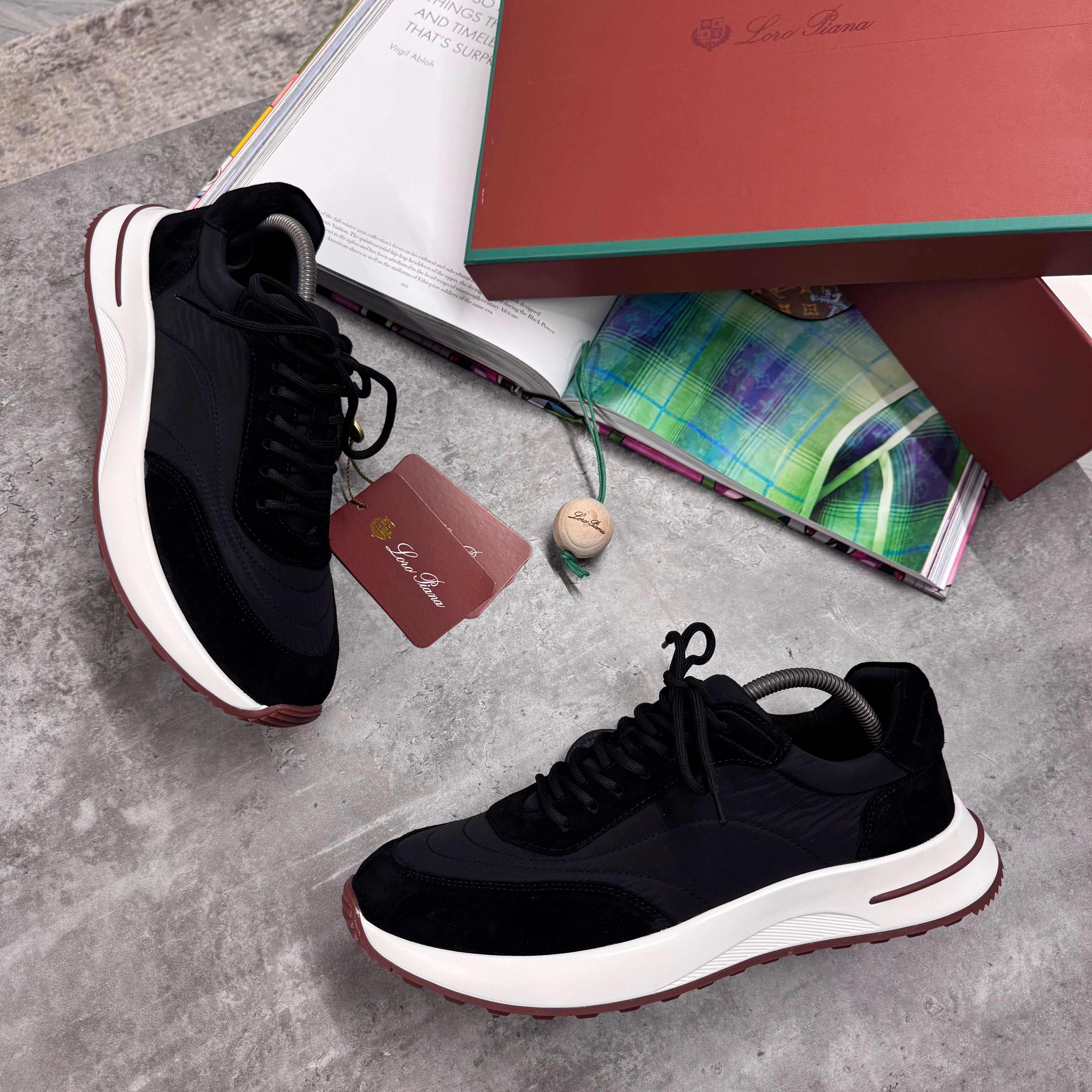 LORO SUEDE RUNNER TRAINER - BLACK / WHITE