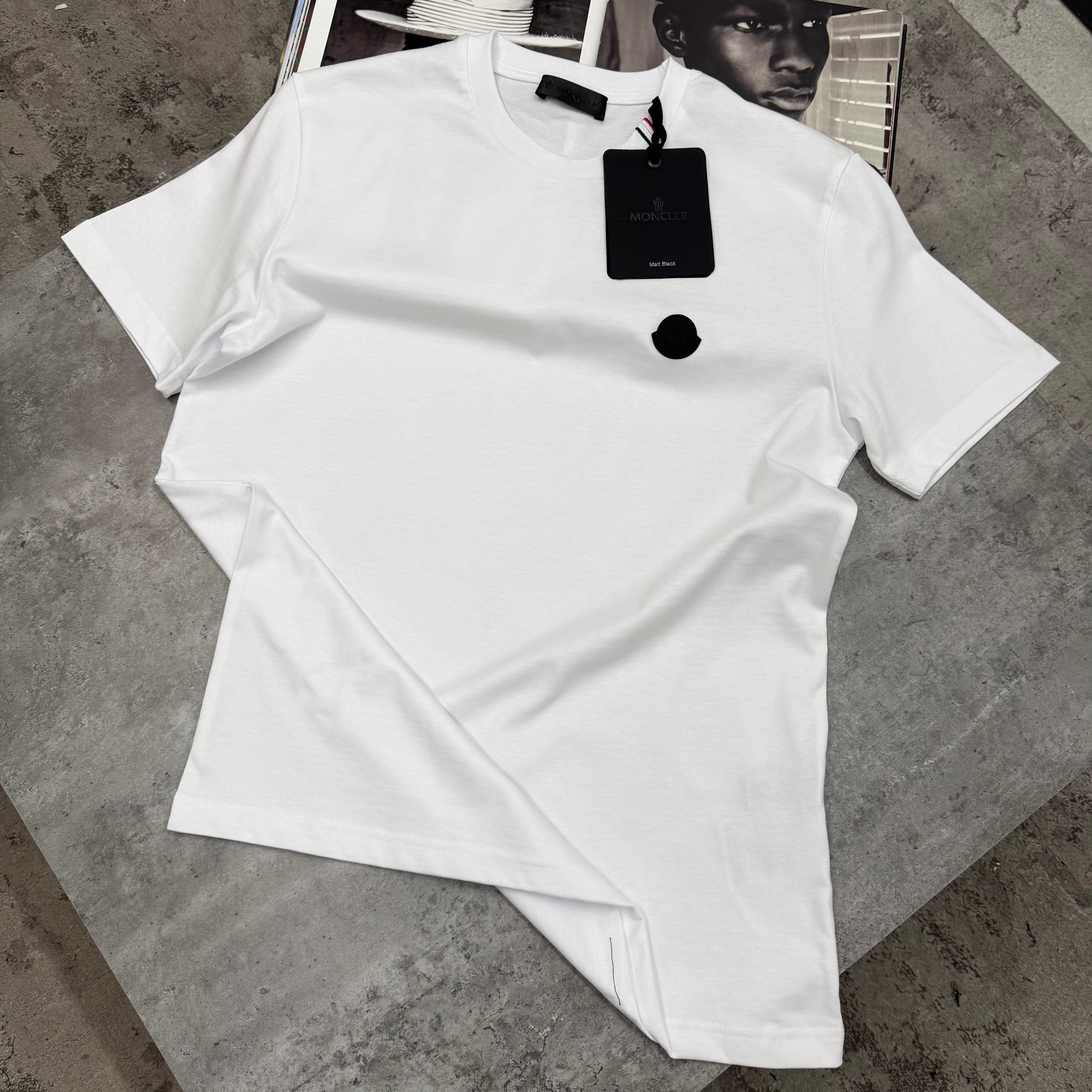 BLACK BADGE T-SHIRT - WHITE