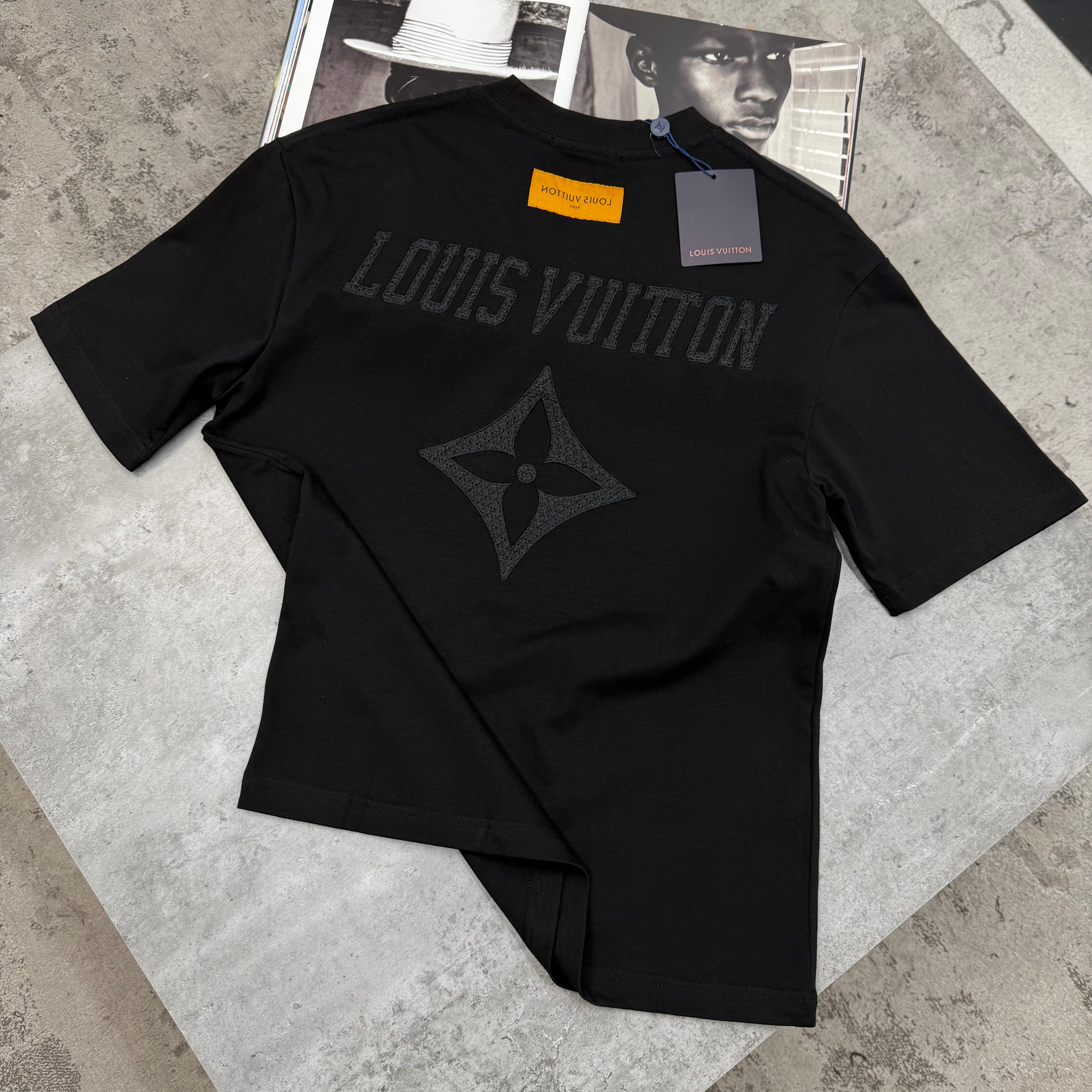 LVE - CENTRE LOGO T-SHIRT - BLACK
