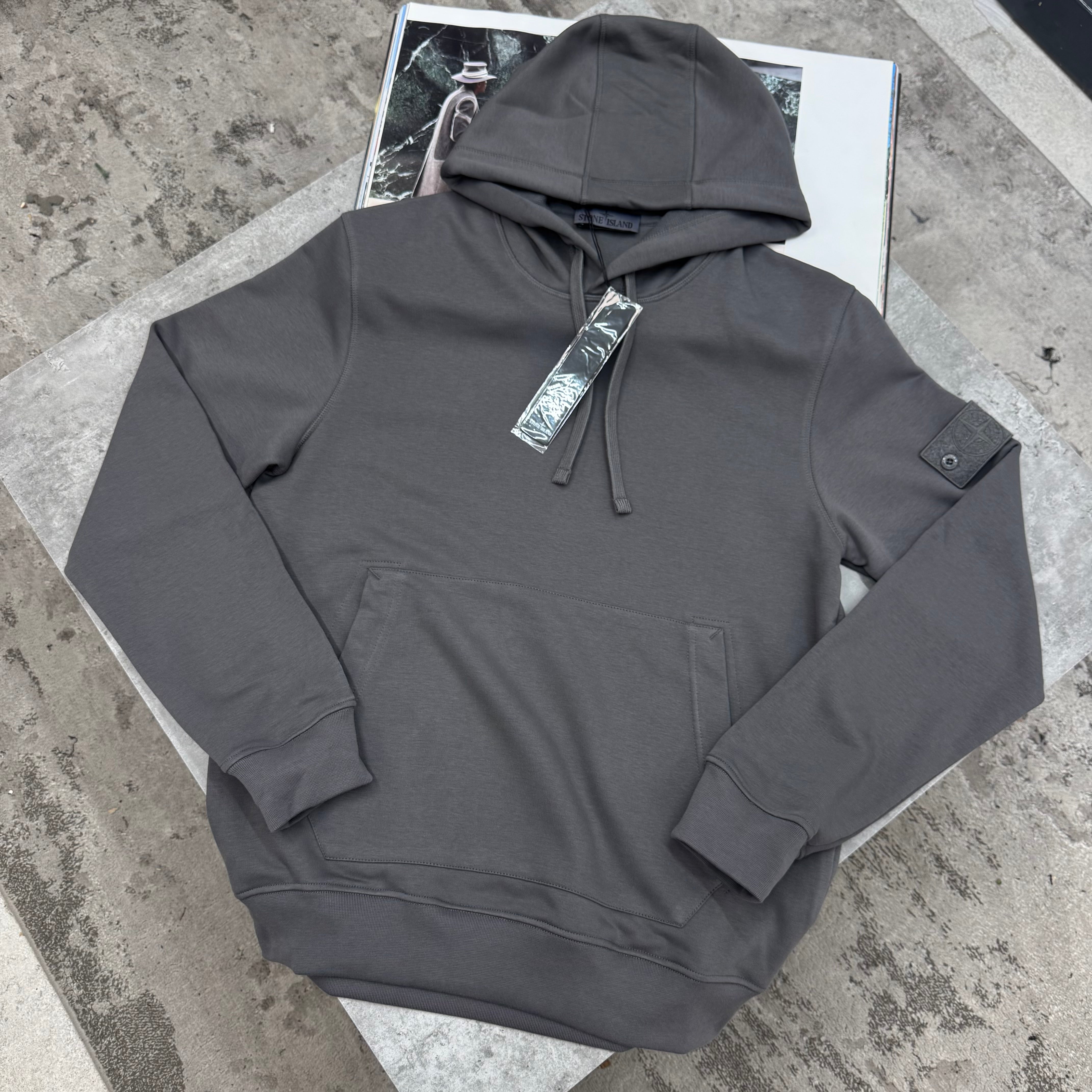 SI - GHOST BADGE HOODIE - CHARCOAL