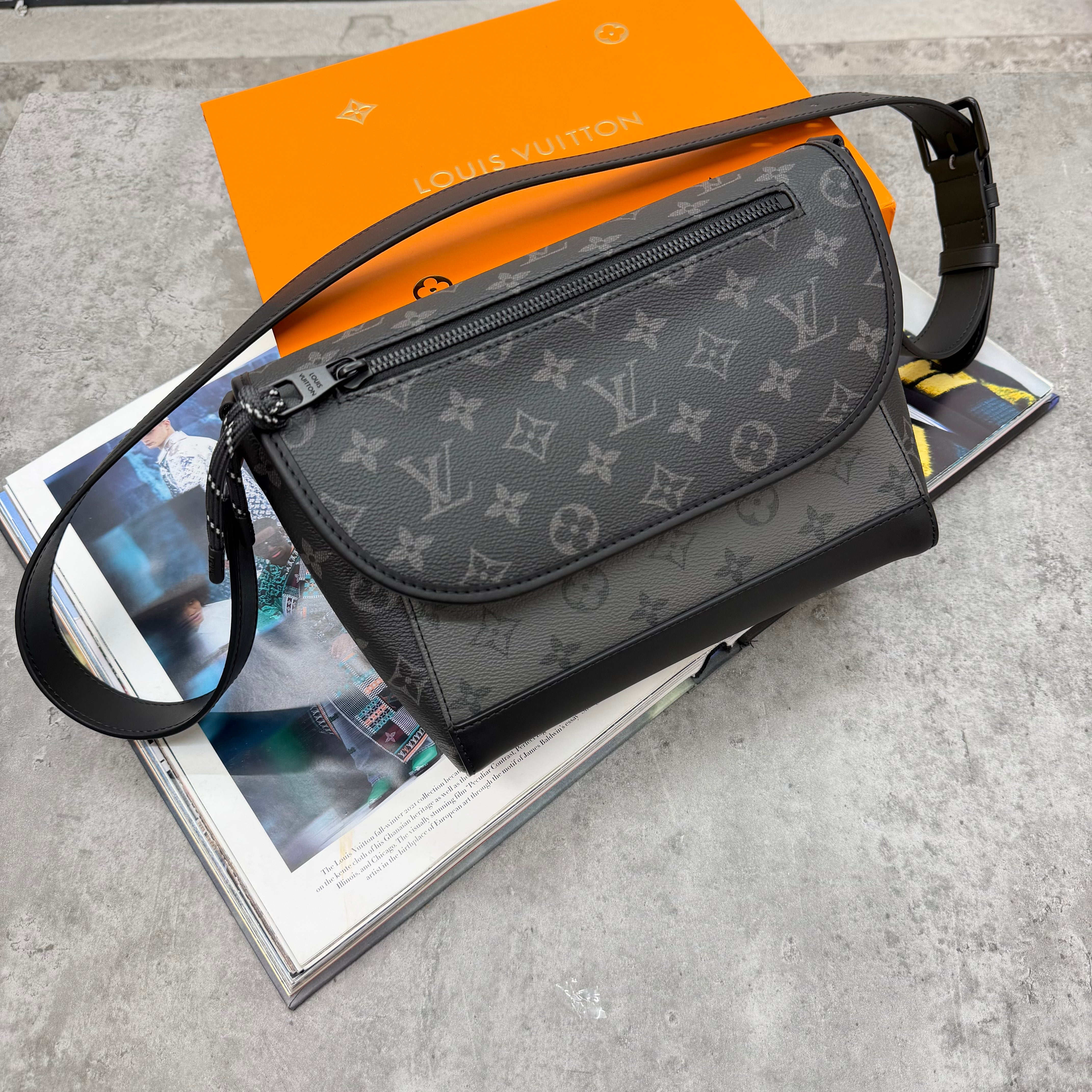 LVE - PULSE MESSENGER BAG - BLACK