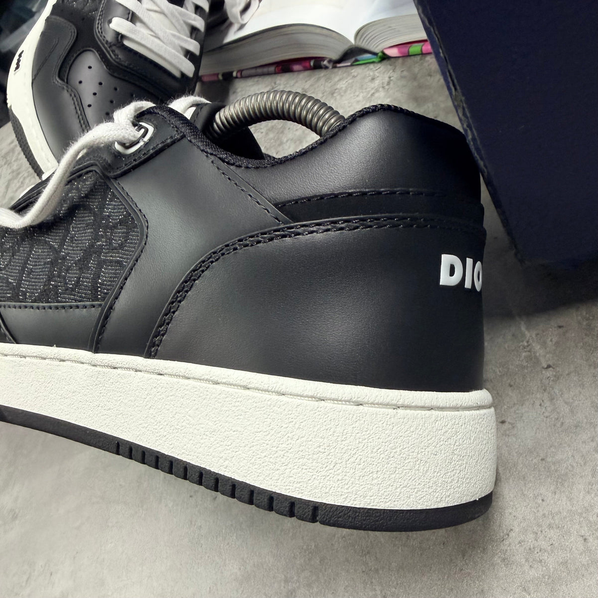 B27 TRAINER - BLACK / WHITE