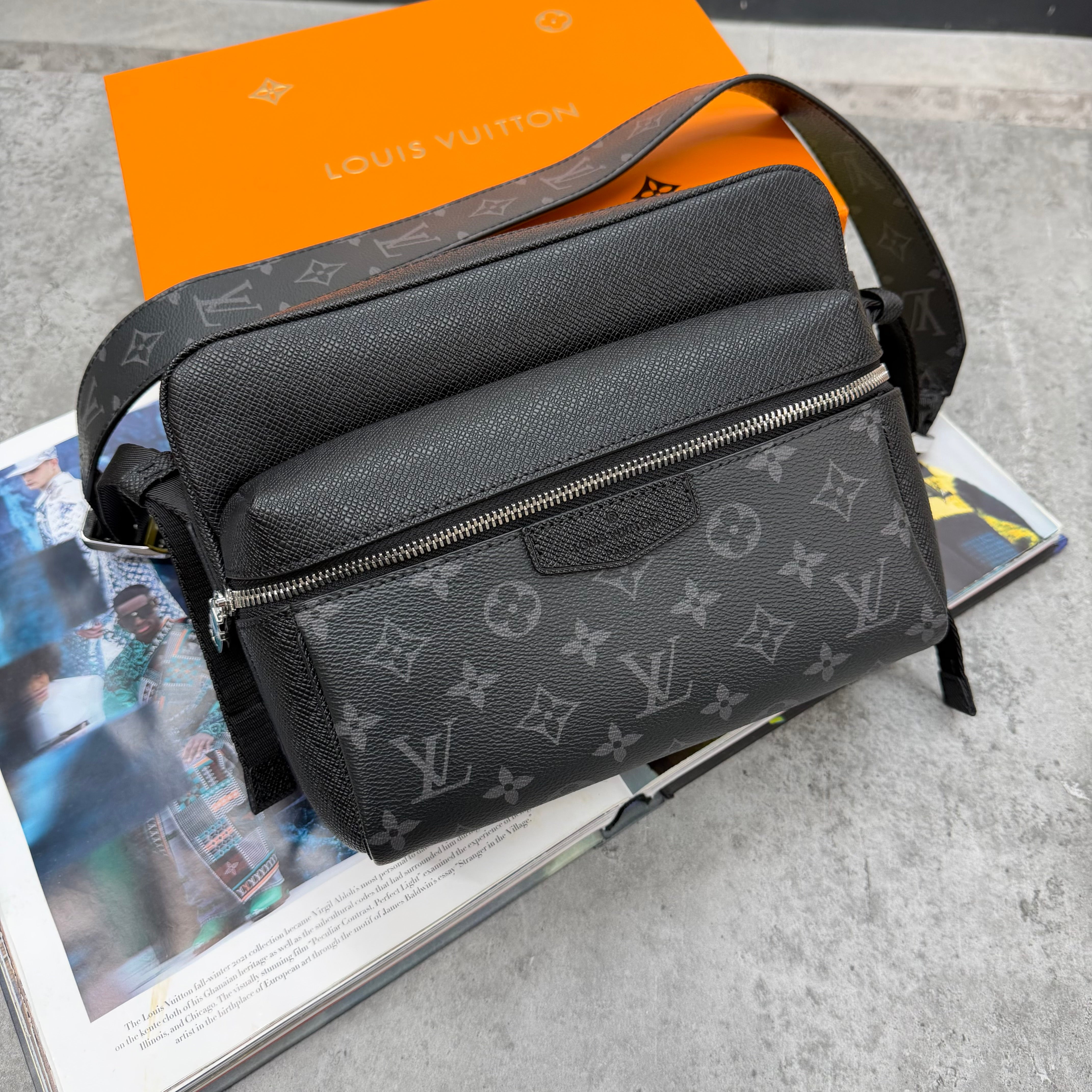 LVE - OUTDOOR MESSENGER BAG - BLACK