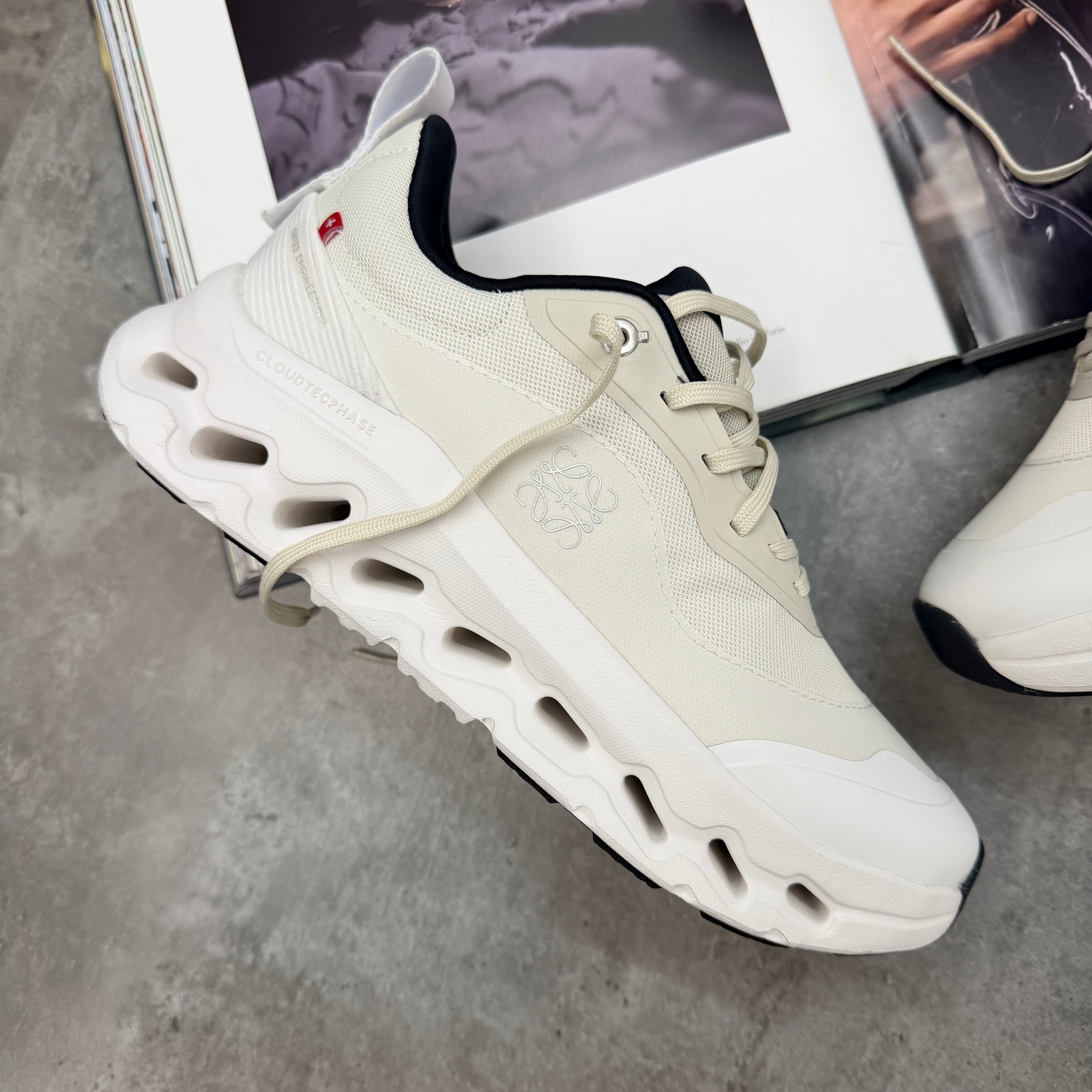 ON X LWE - WOMENS TRAINER - WHITE