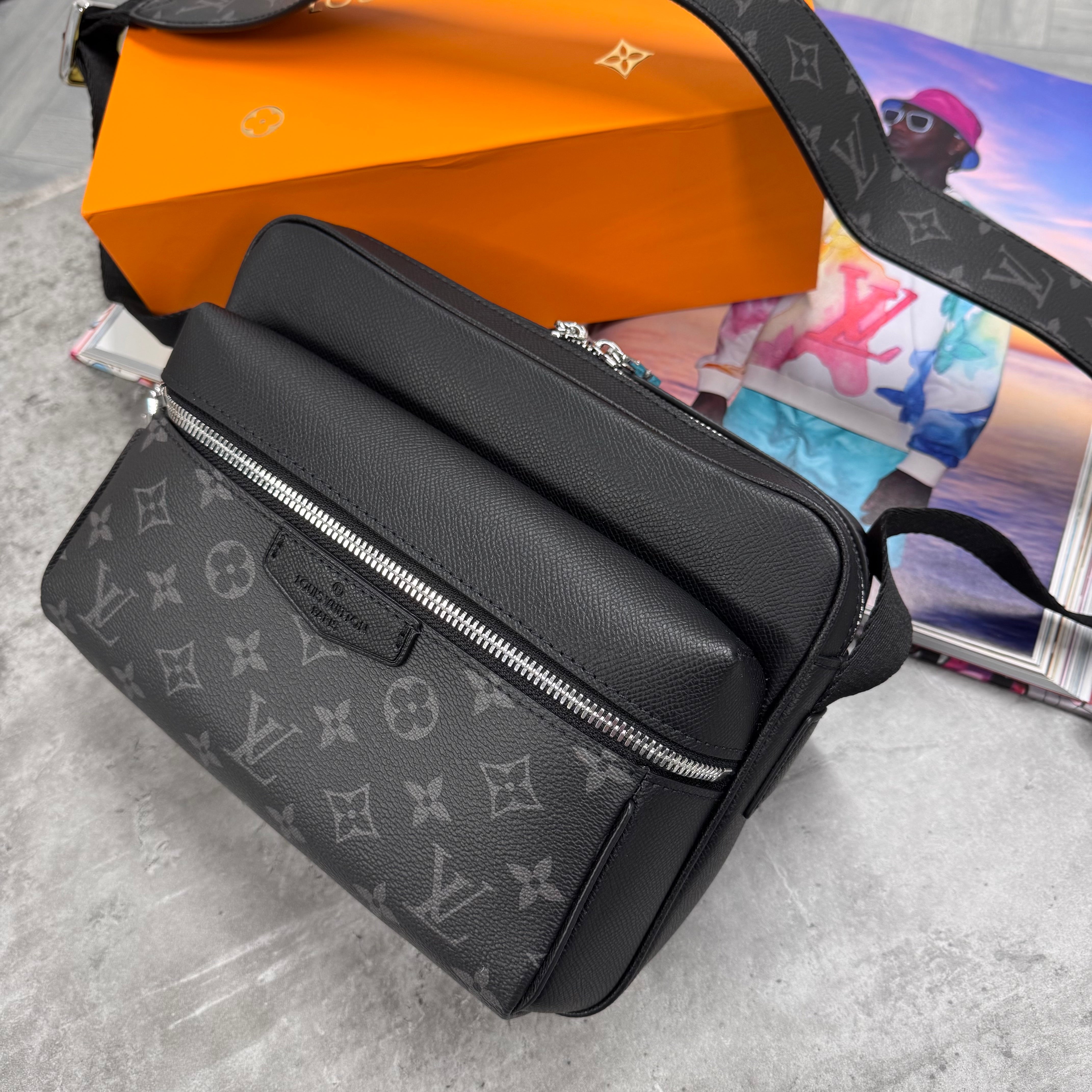 LVE MONO OUTDOOR MESSENGER BAG - BLACK