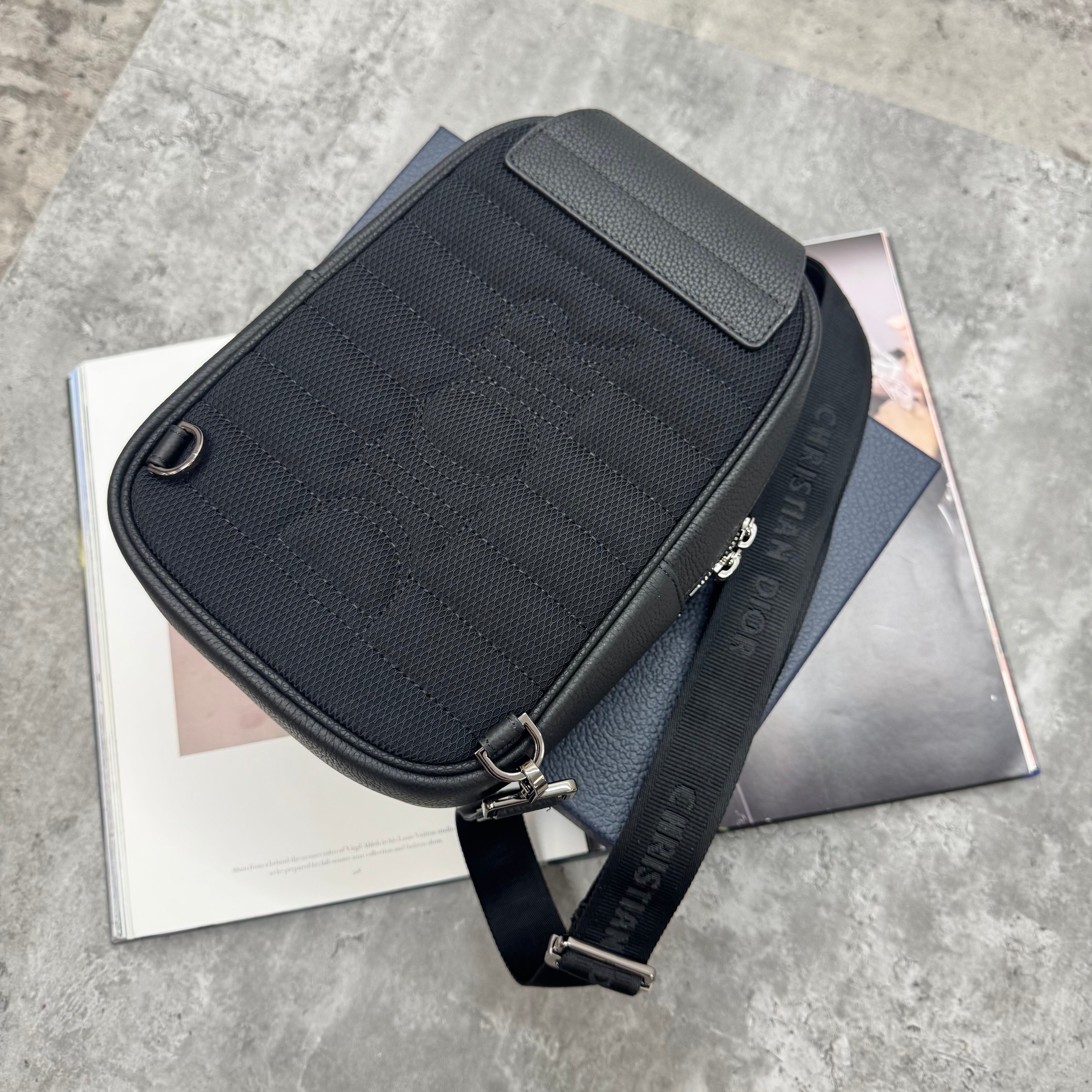 CD - OBLIQUE CROSSBODY BAG - BLACK