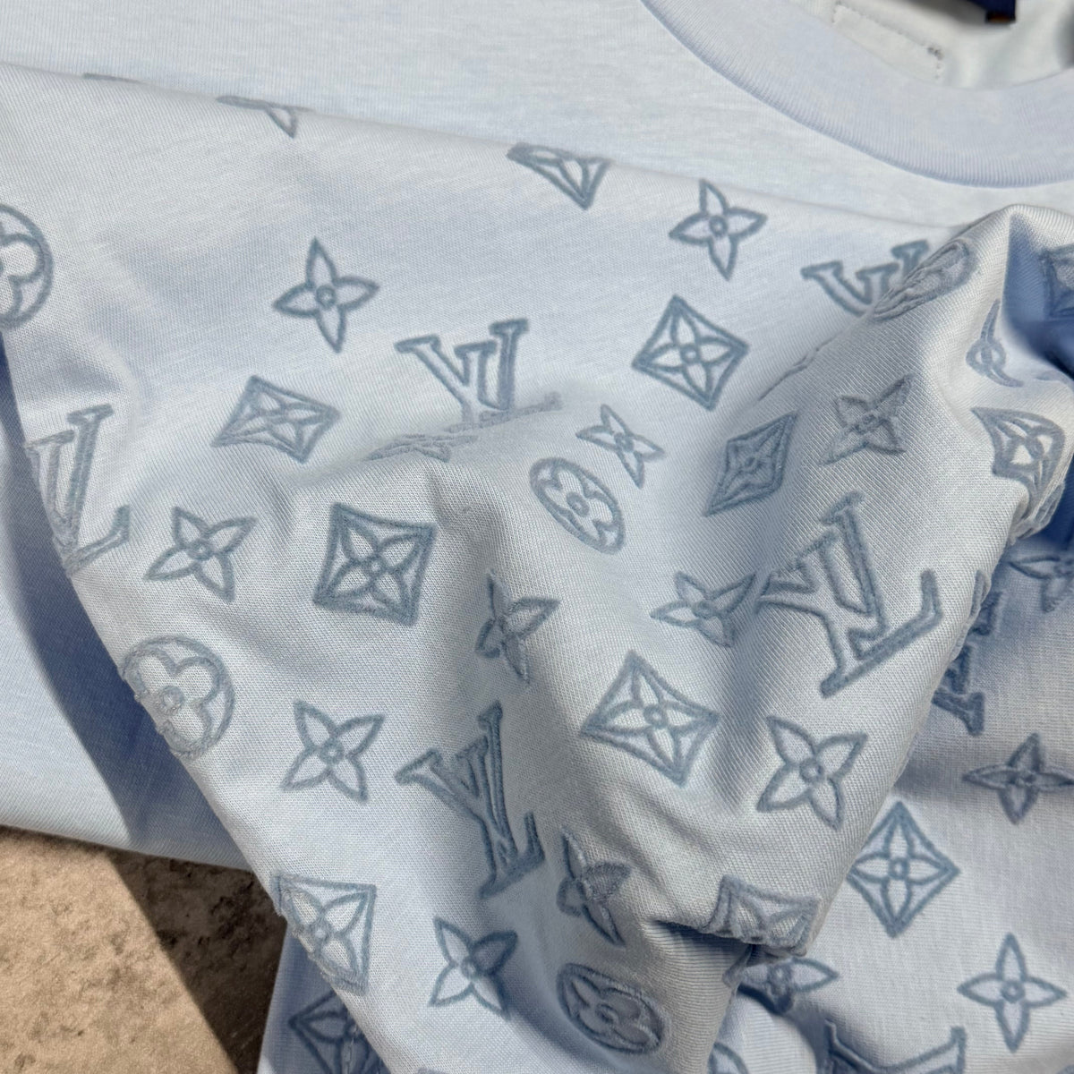 LVE GRADIENT T SHIRT - SKY BLUE
