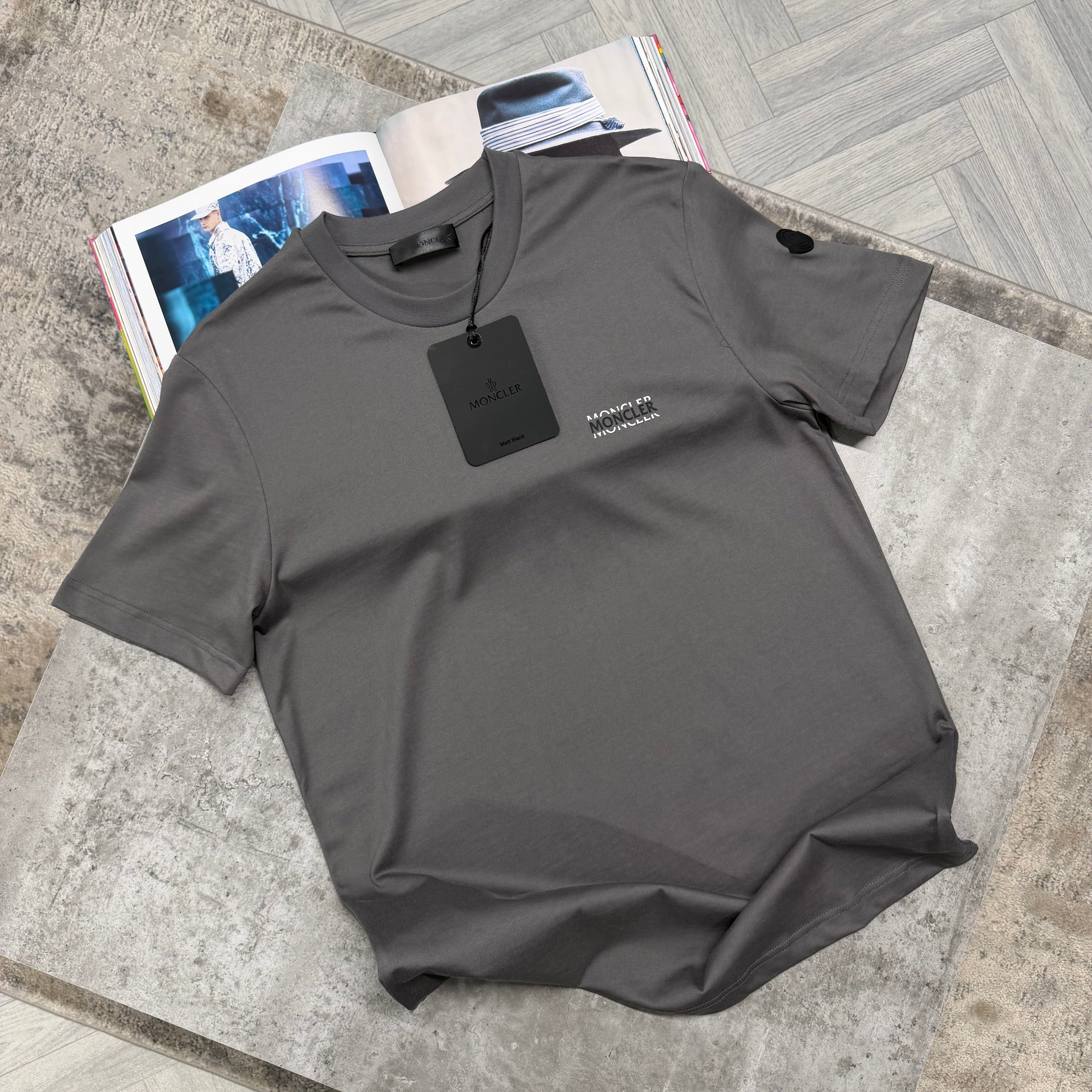 MNCLR SPLIT LOGO T SHIRT - CHARCOAL
