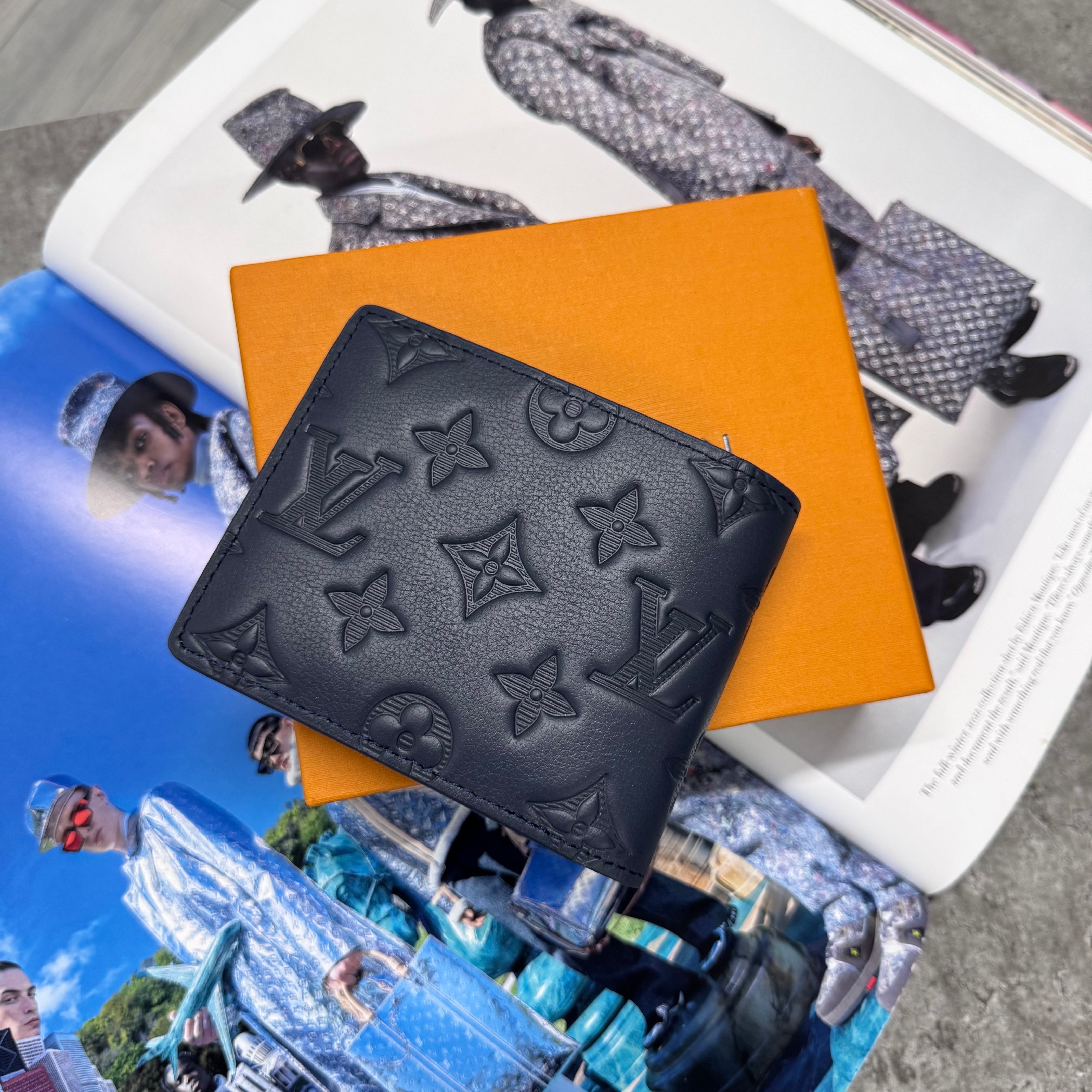 (PRE ORDER) LVE MONOGRAM WALLET - NAVY