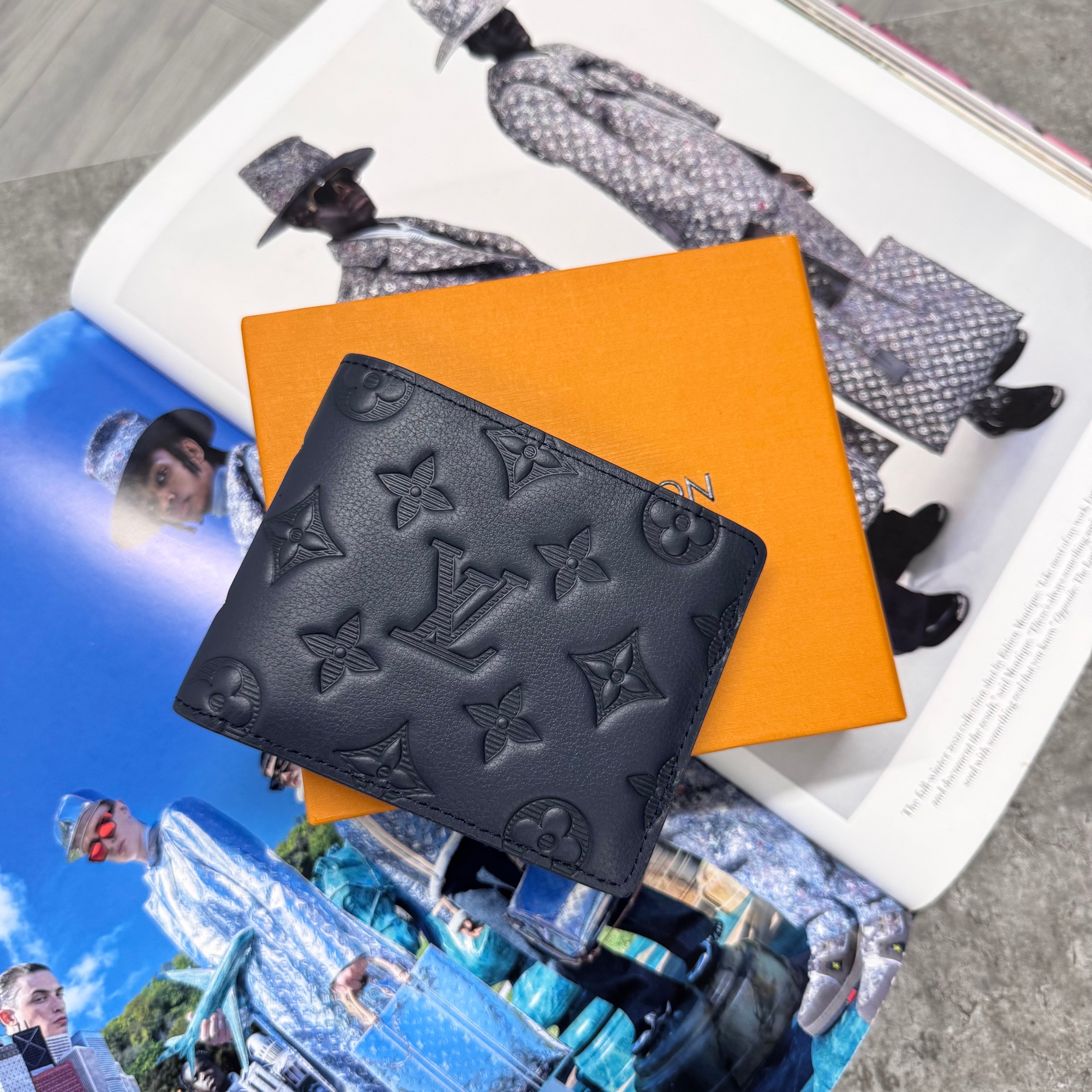 (PRE ORDER) LVE MONOGRAM WALLET - NAVY