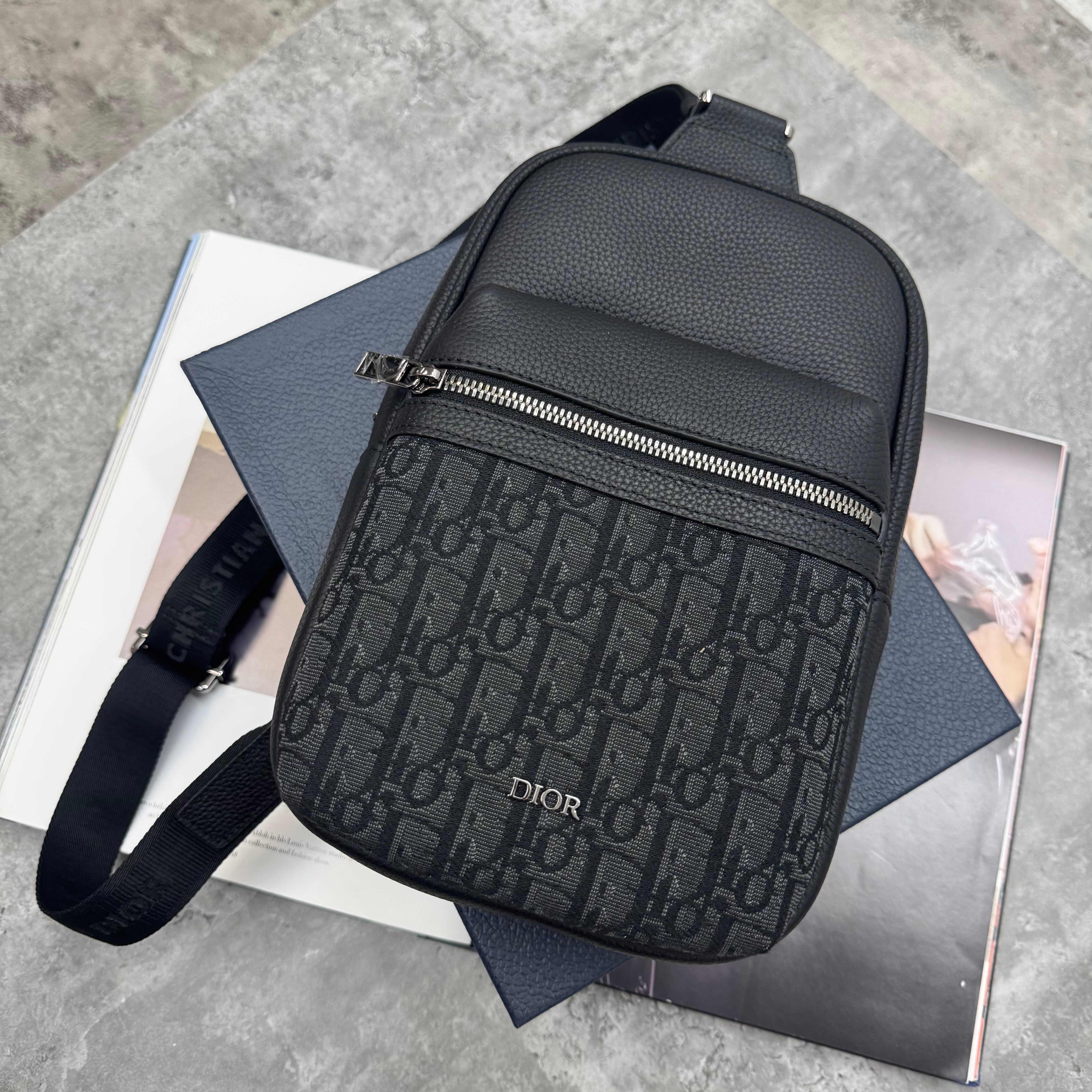 CD - OBLIQUE CROSSBODY BAG - BLACK