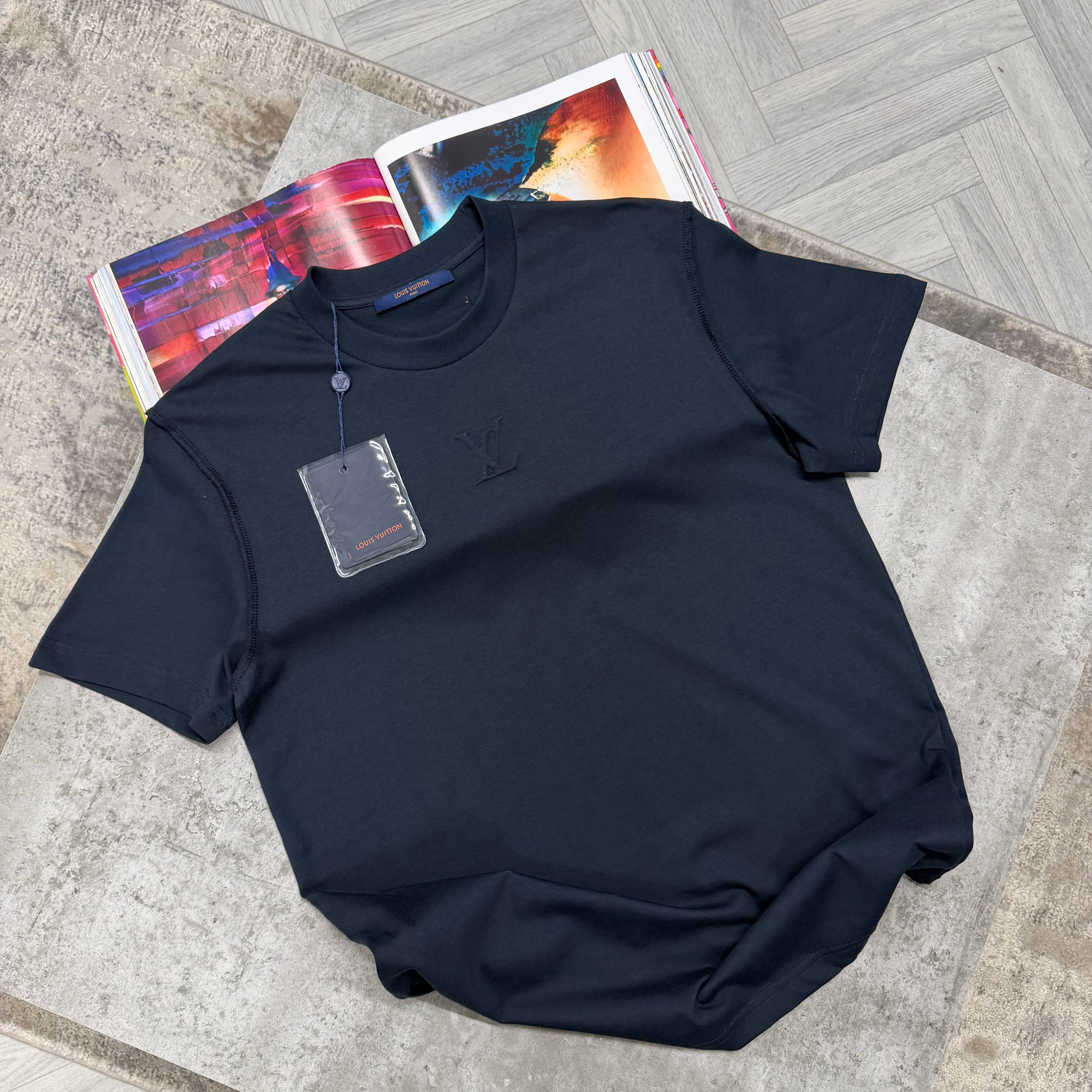 LVE CENTRE LOGO T SHIRT - NAVY