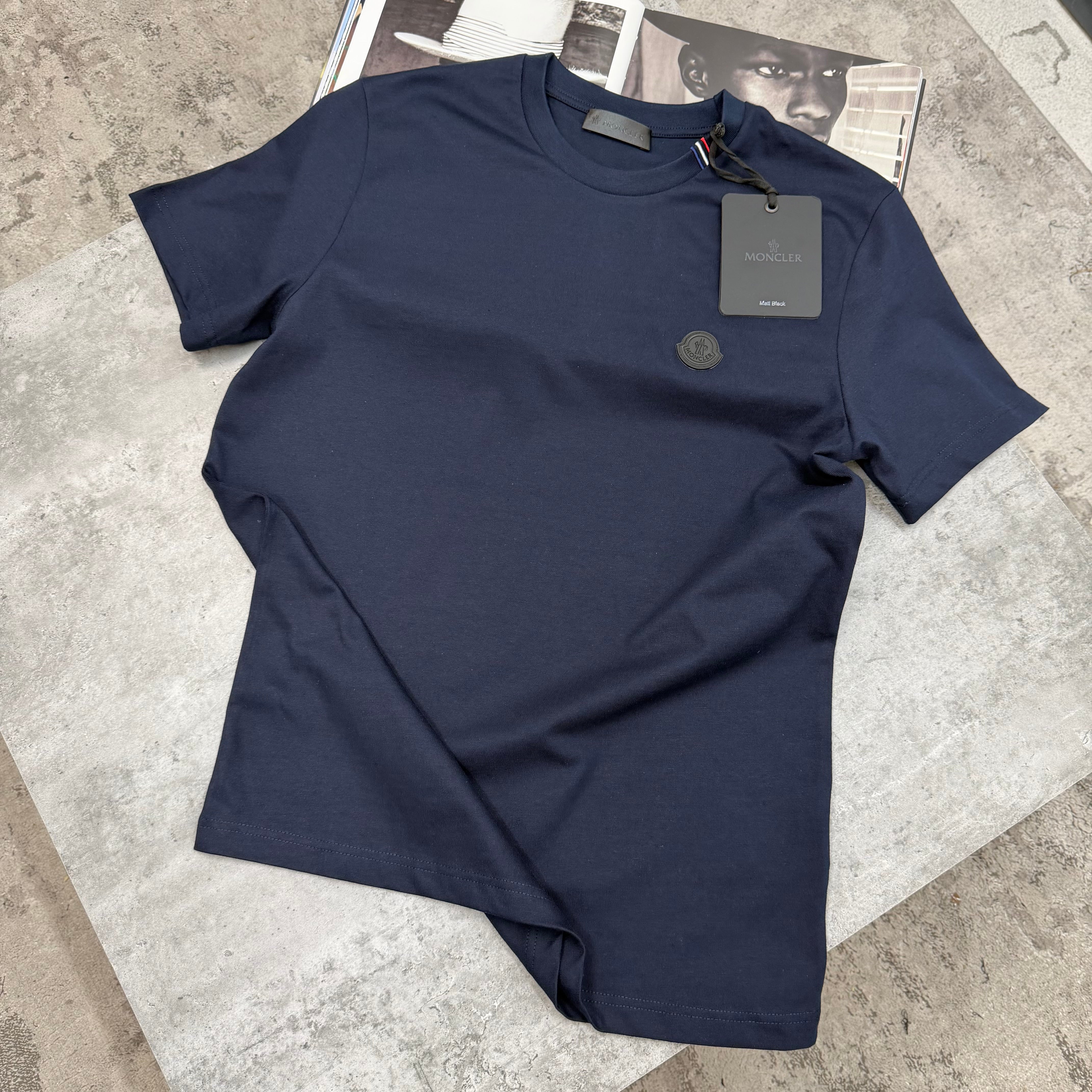 BLACK BADGE T-SHIRT - NAVY