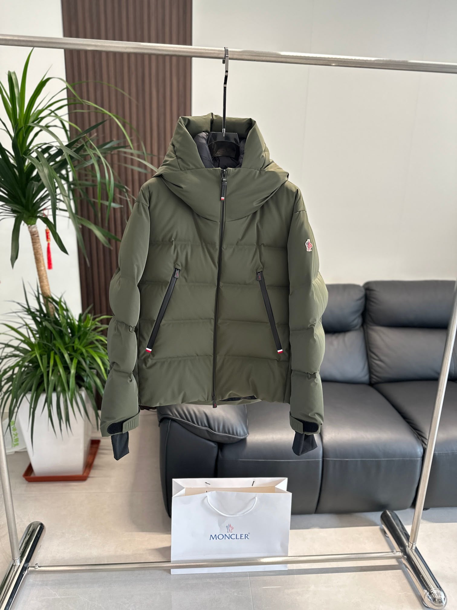 MNCLR PUFF COAT OLIVE - (PRE ORDER)