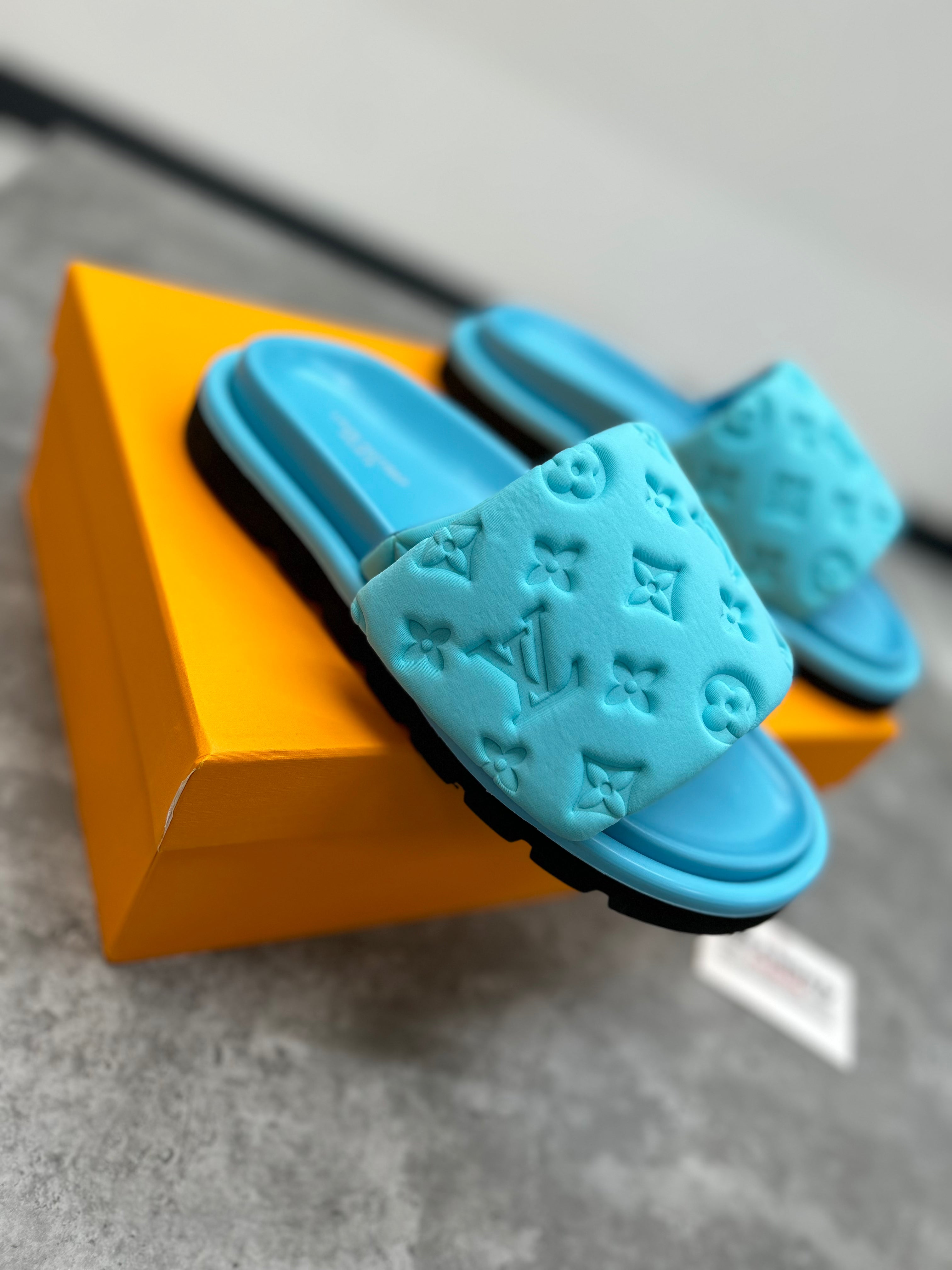 (PRE-ORDER) LVE - SLIDES BABY BLUE