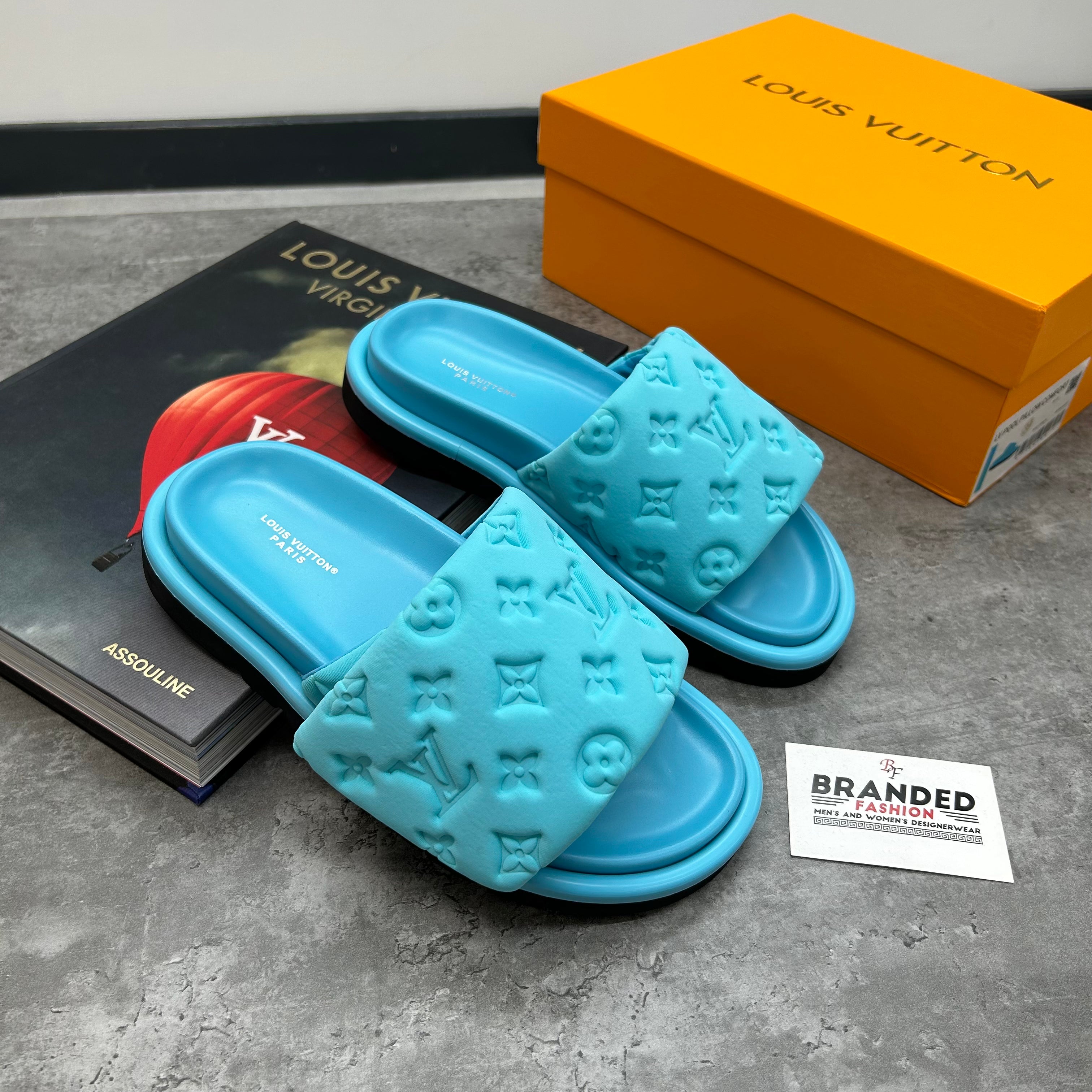 (PRE-ORDER) LVE - SLIDES BABY BLUE